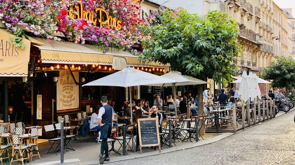 Café em uma esquina de Paris