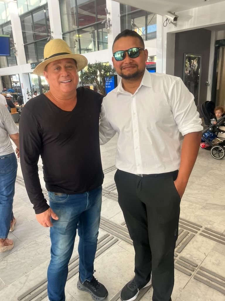 Rocha com o cantor Leonardo em Paris